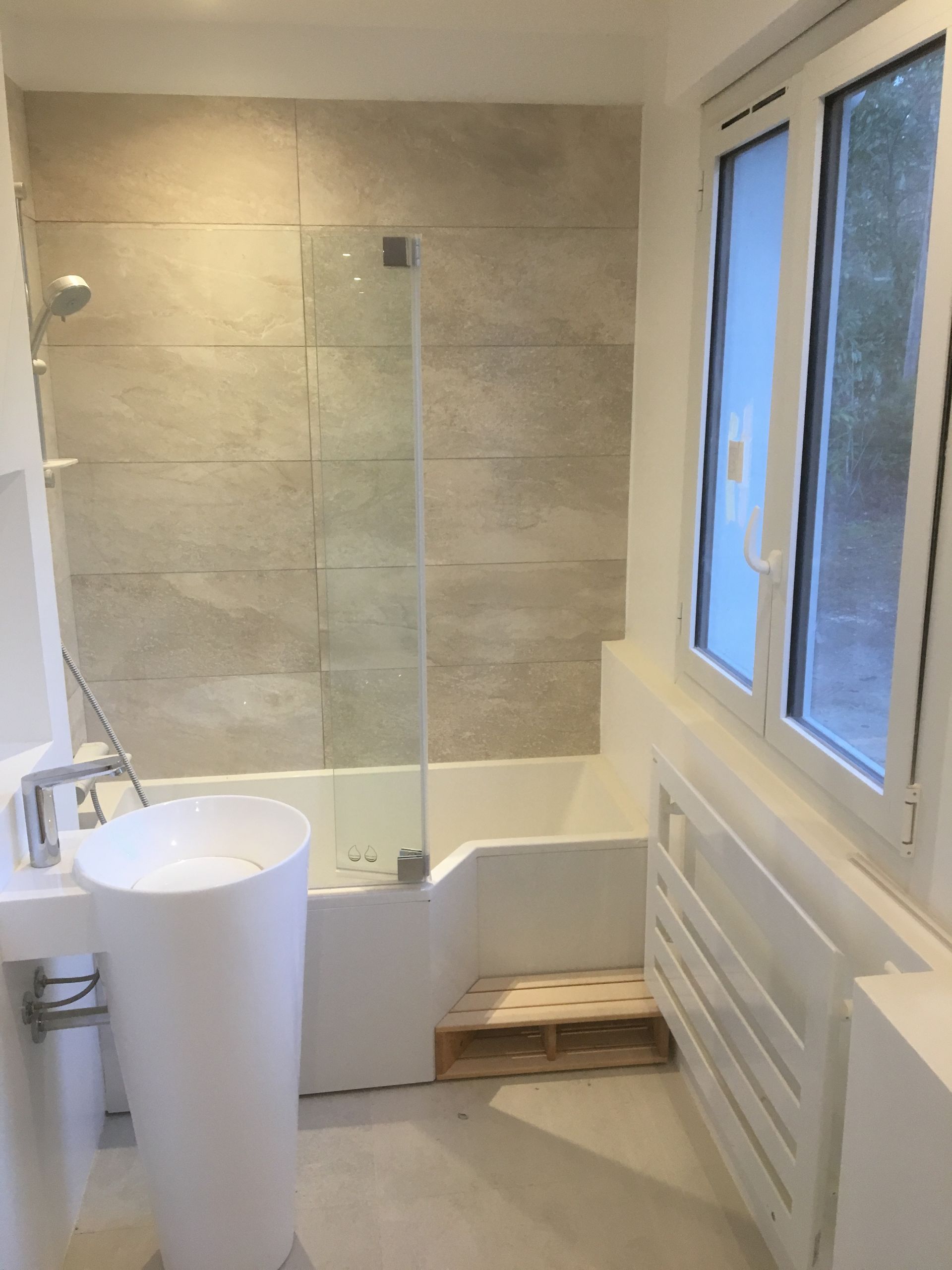 Salle de bains avec mobilier original