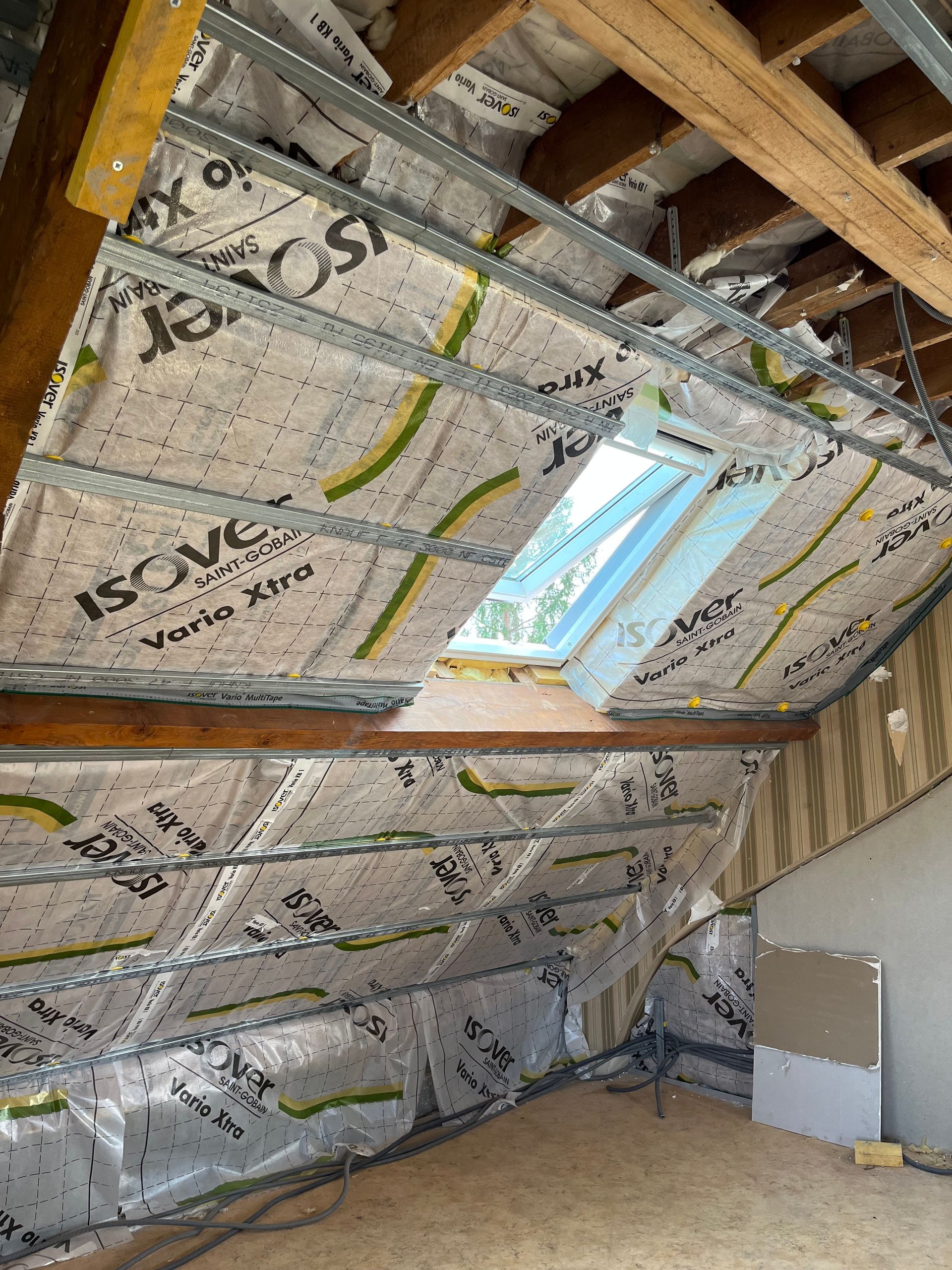 Combles avec fenêtre durant des travaux d'isolation