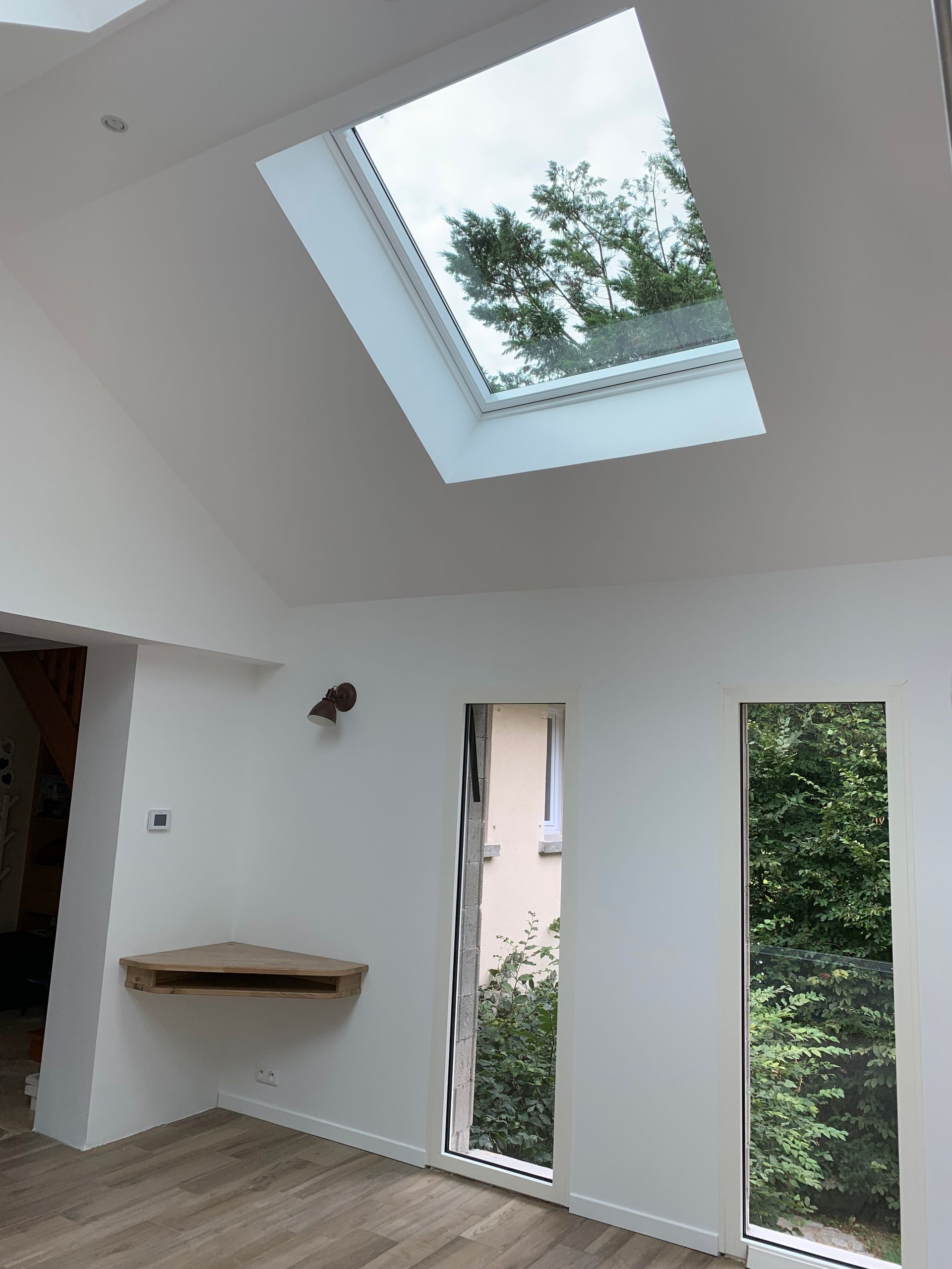 Rénovation de maison avec ouverture de fenêtre style cathédrale