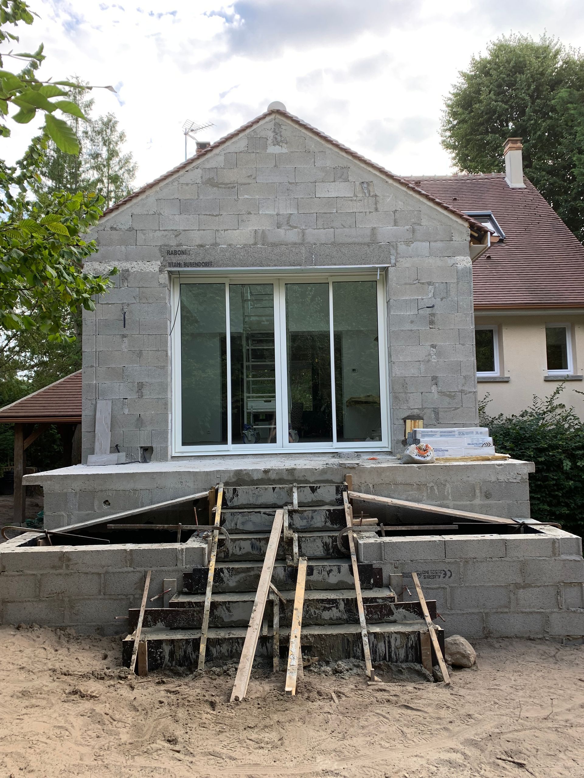 Agrandissement d'une maison avec les travaux d'une pièce supplémentaire