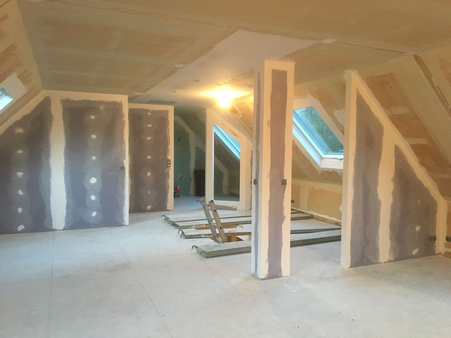 Espace sous des combles en travaux