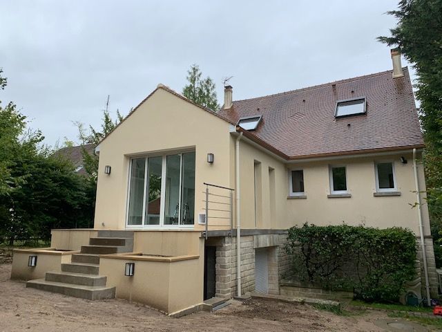 Maison sur plusieurs niveaux avec façade beige