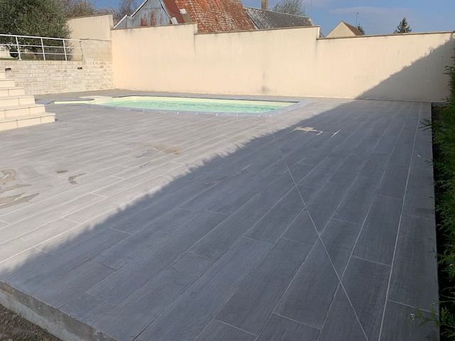 Piscine avec terrasse en carrelage
