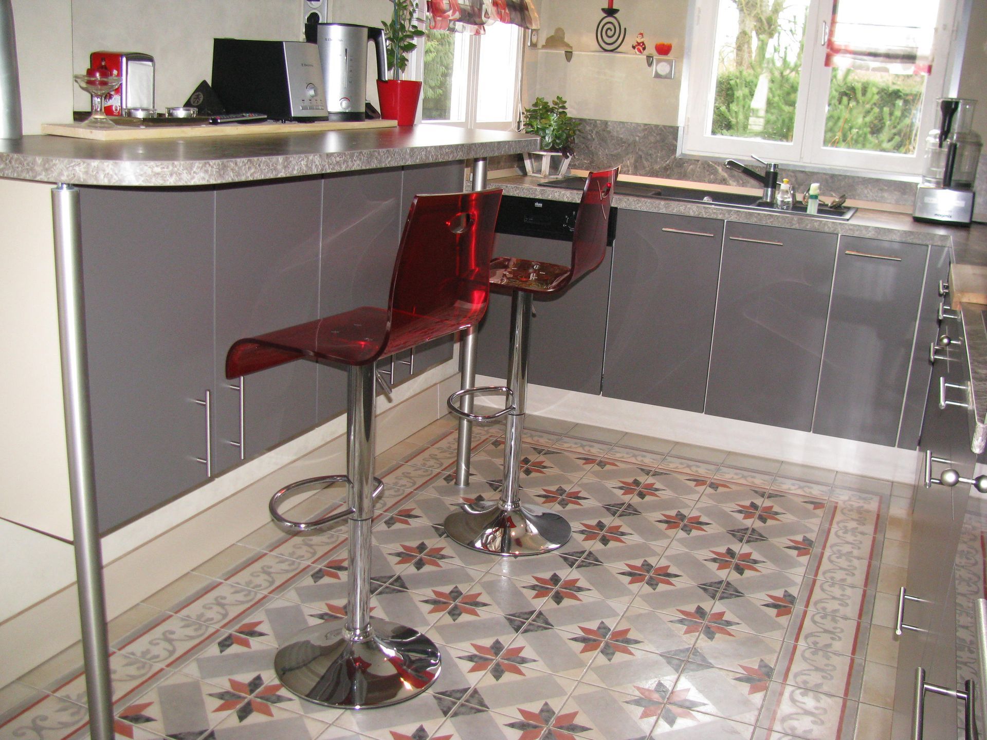 Cuisine rénovée avec carrelage décoratif