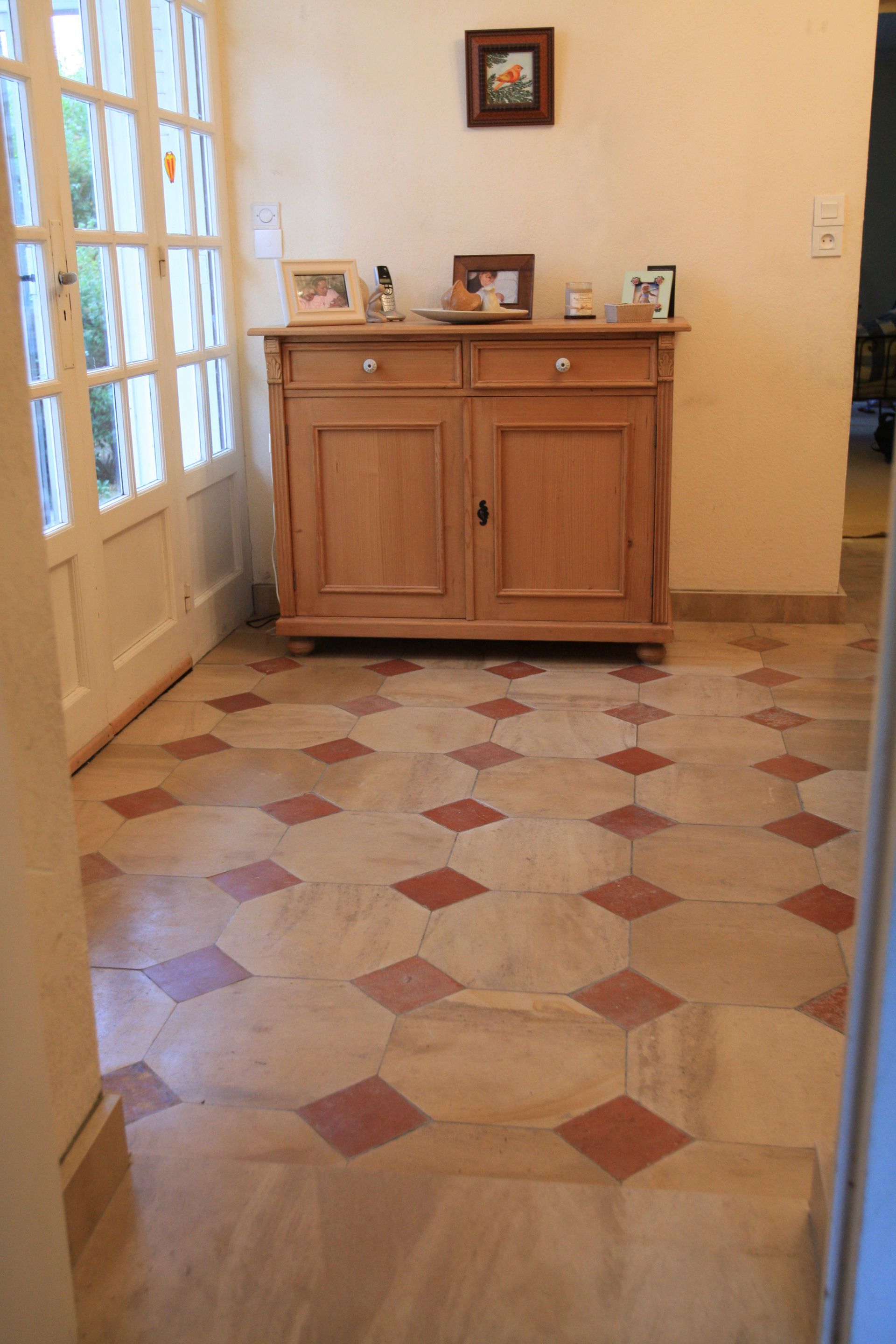 Carrelage dans une pièce de vie d'une maison