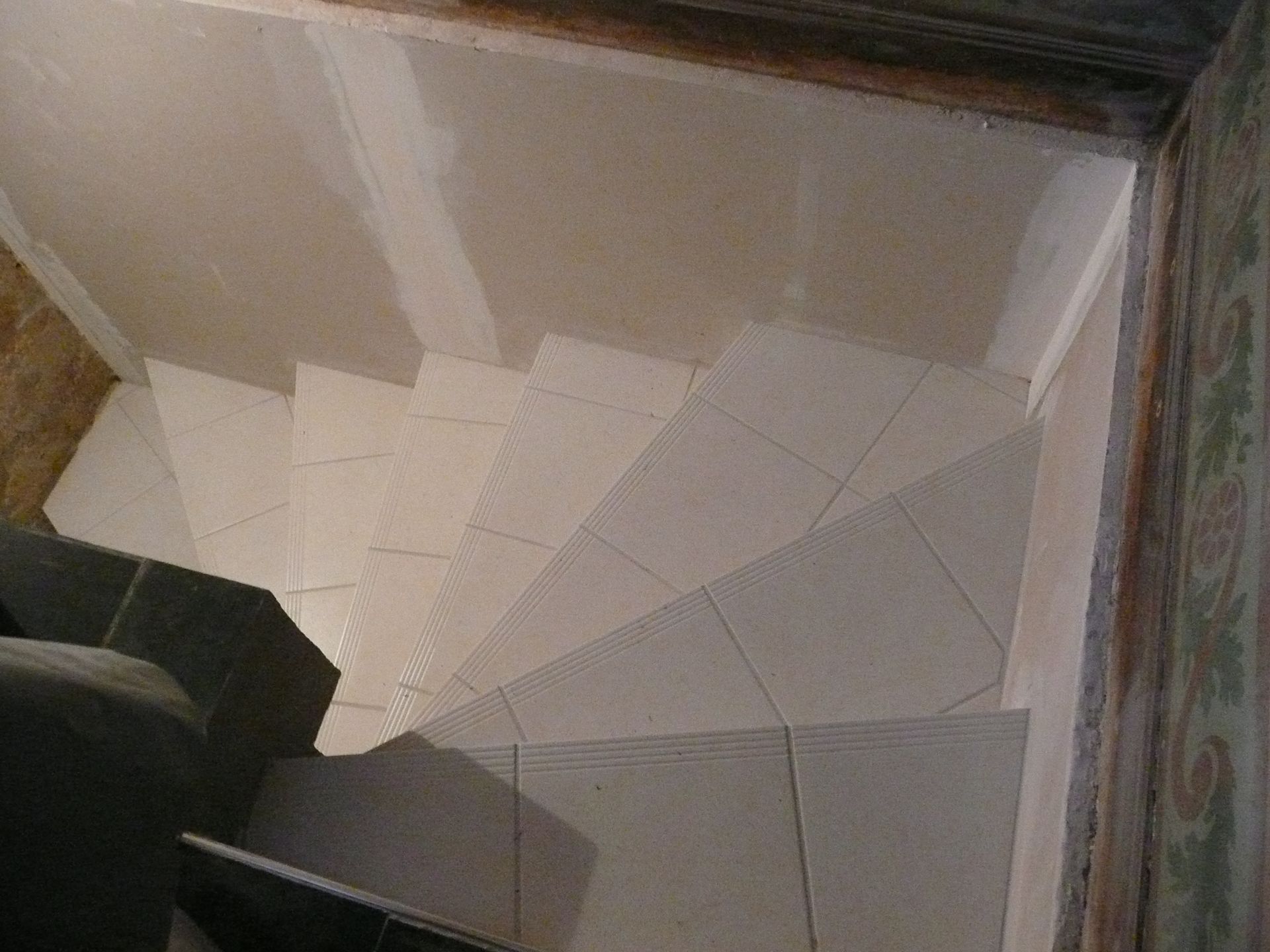 Escalier intérieur d'angle en carrelage