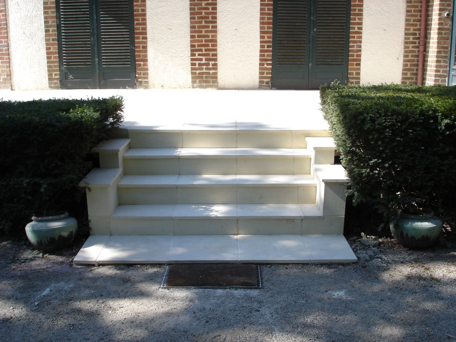 Escalier extérieur menant à une entrée de maison