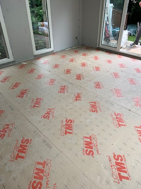 Pièce avec isolant sur le sol