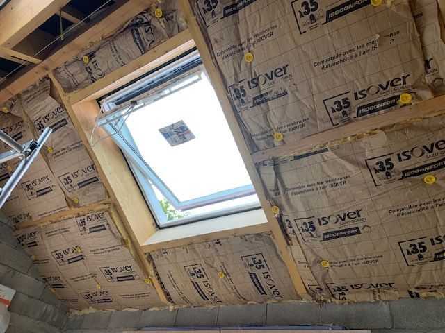 Fenêtre de toit entrouverte durant des travaux d'isolation