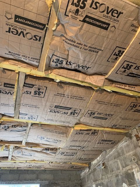 Gros plan sur de l'isolant fixé sur un plafond