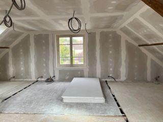 Espace sous des combles en travaux