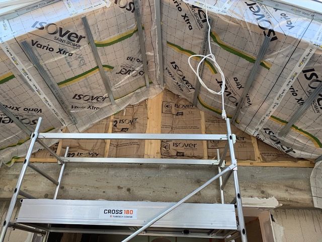 Combles avec un échafaudage durant des travaux d'isolation