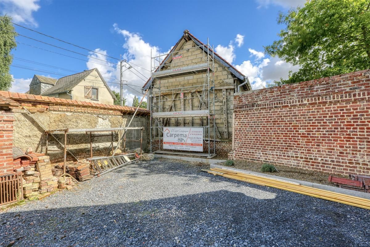 Arrière d'une maison en chantier avec un échafaudage de Carpema