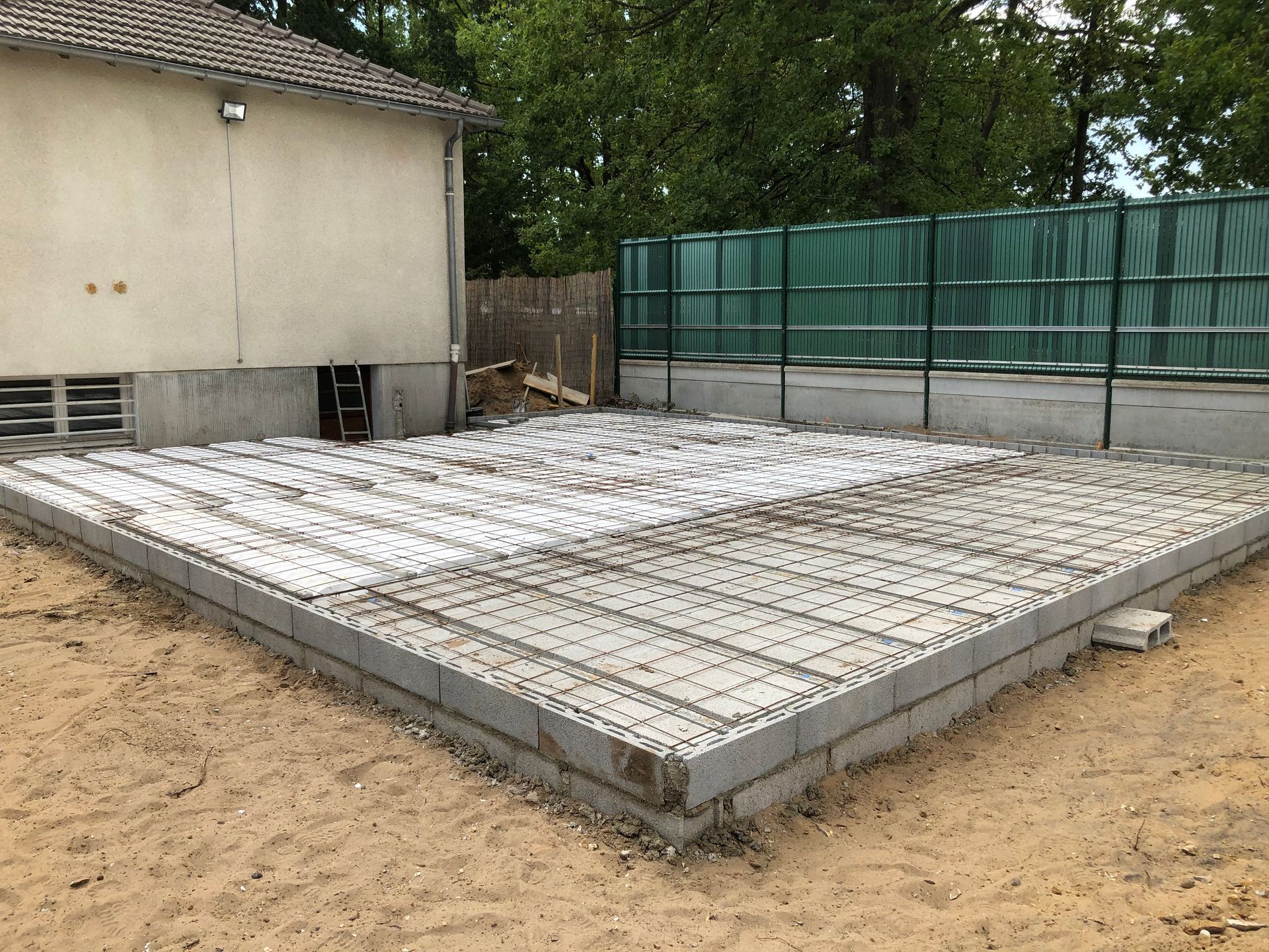 Chape de béton en vue d'une construction de pièce supplémentaire