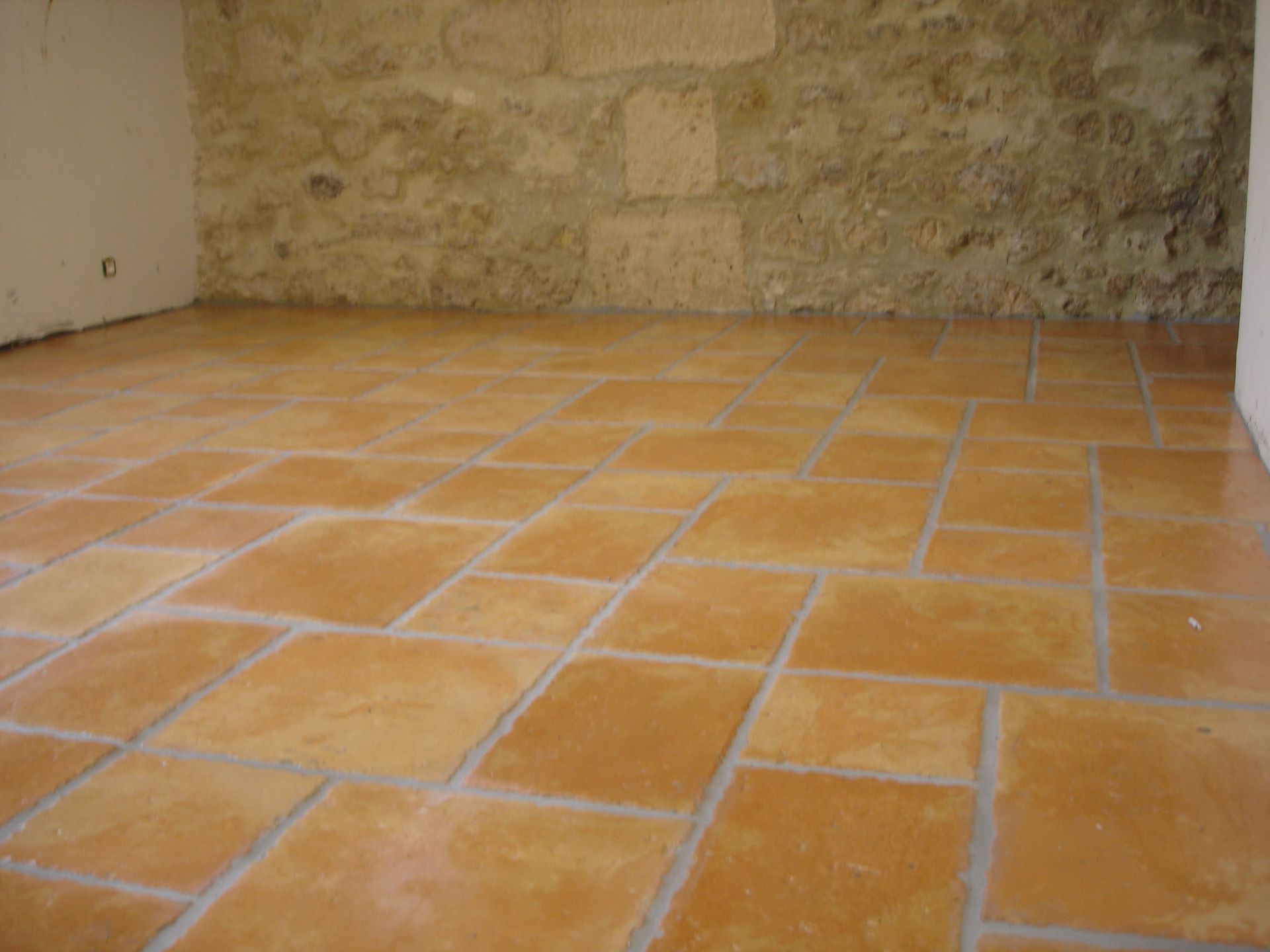 Pièce avec sol en carrelage posé en opus