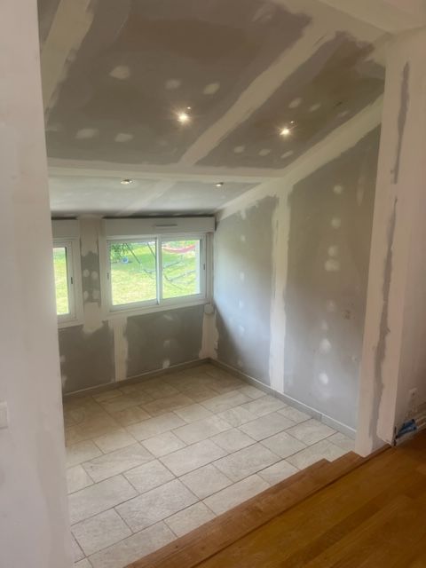 Pièce en travaux avec plusieurs fenêtres