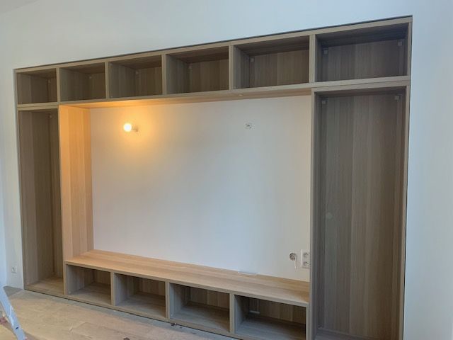 Placard sur mesure incrusté dans un mur suite à une rénovation de maison