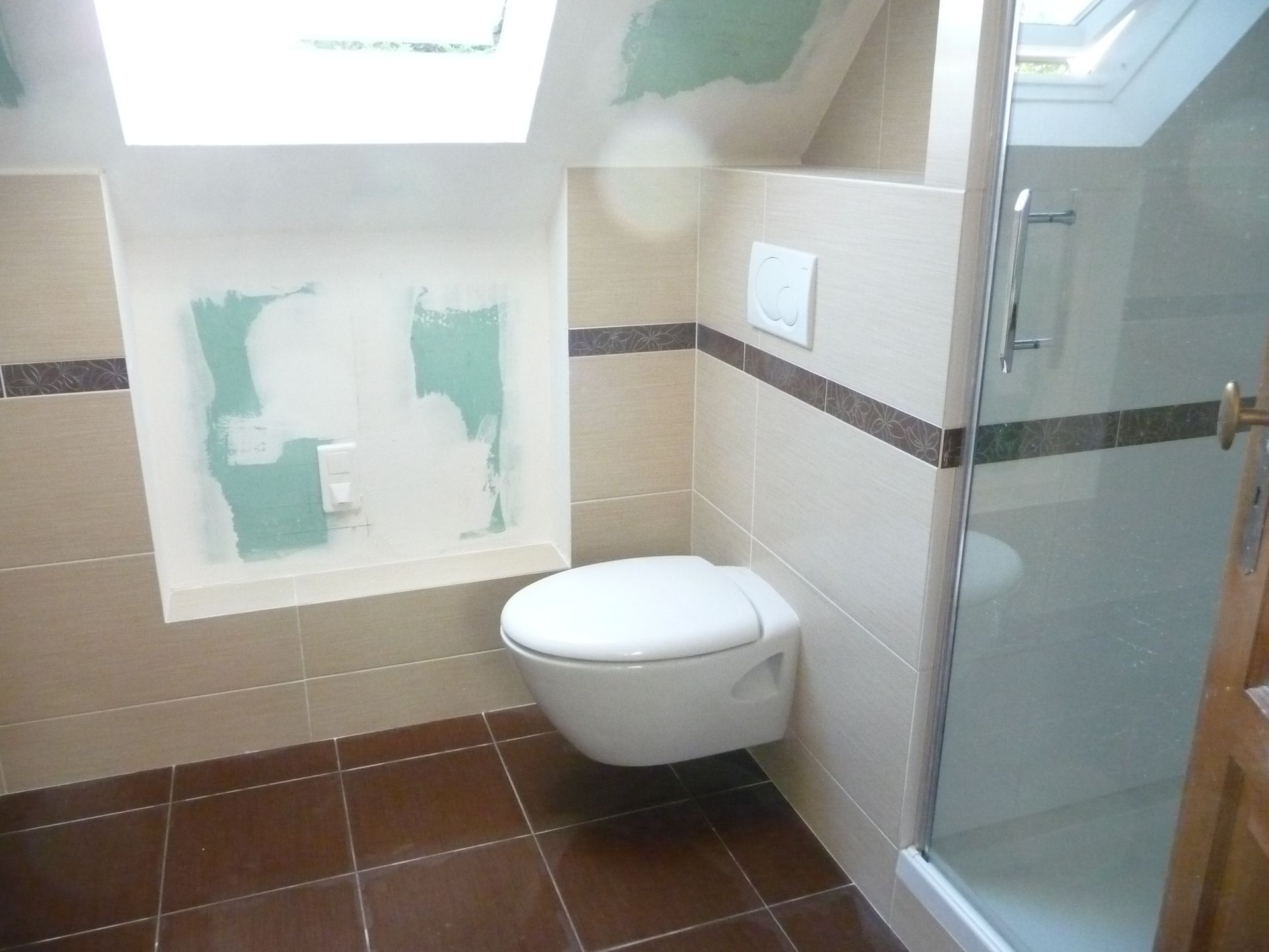 Rénovation d'une salle de bains avec des toilettes