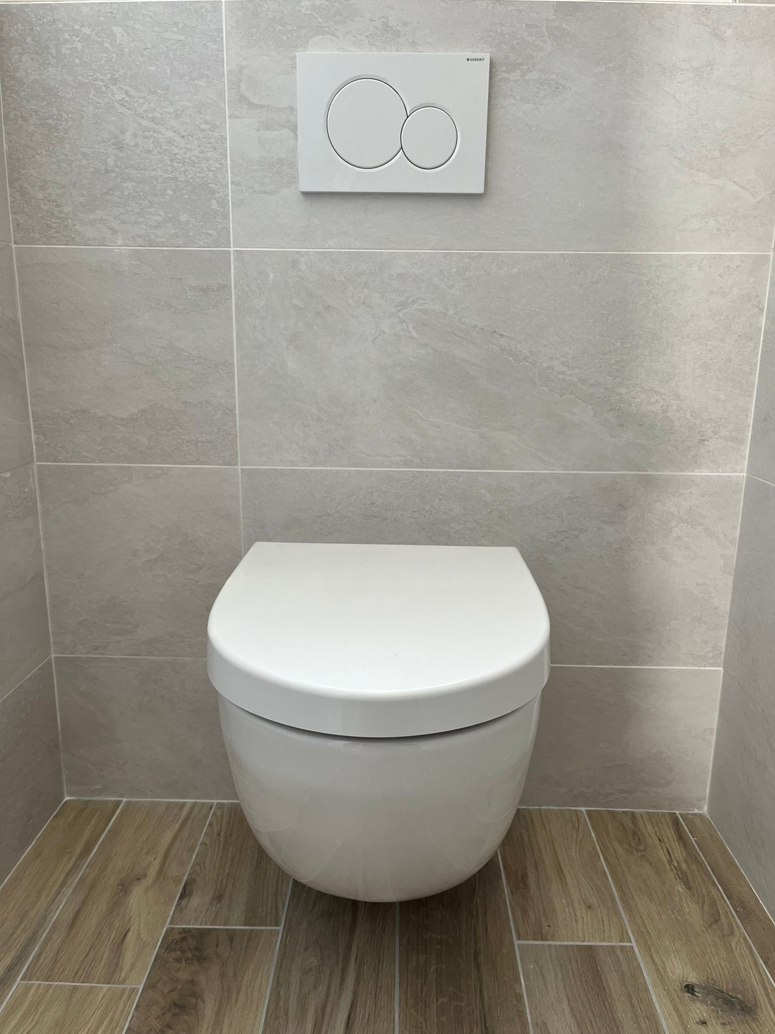 WC blancs sur mur gris