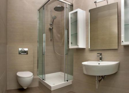 Une cabine de douche entourée d’un évier et de WC