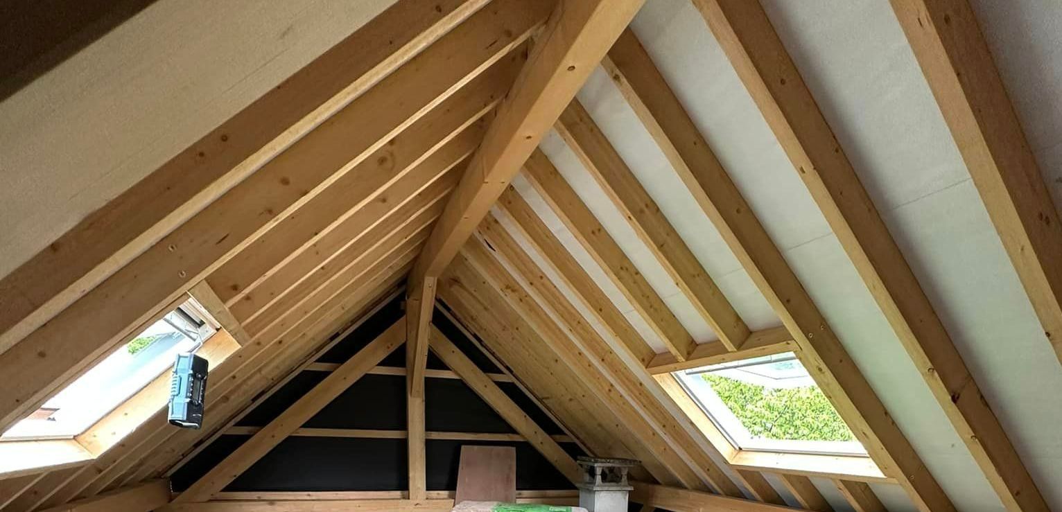 Une charpente de toit apparente