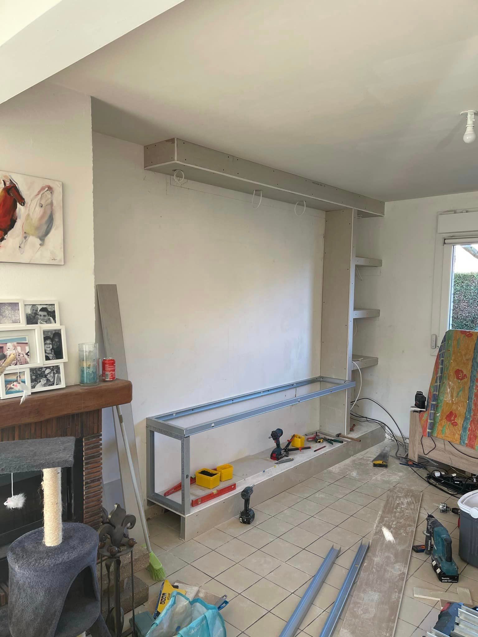 Installation d'une étagère murale par LPE Rénovation