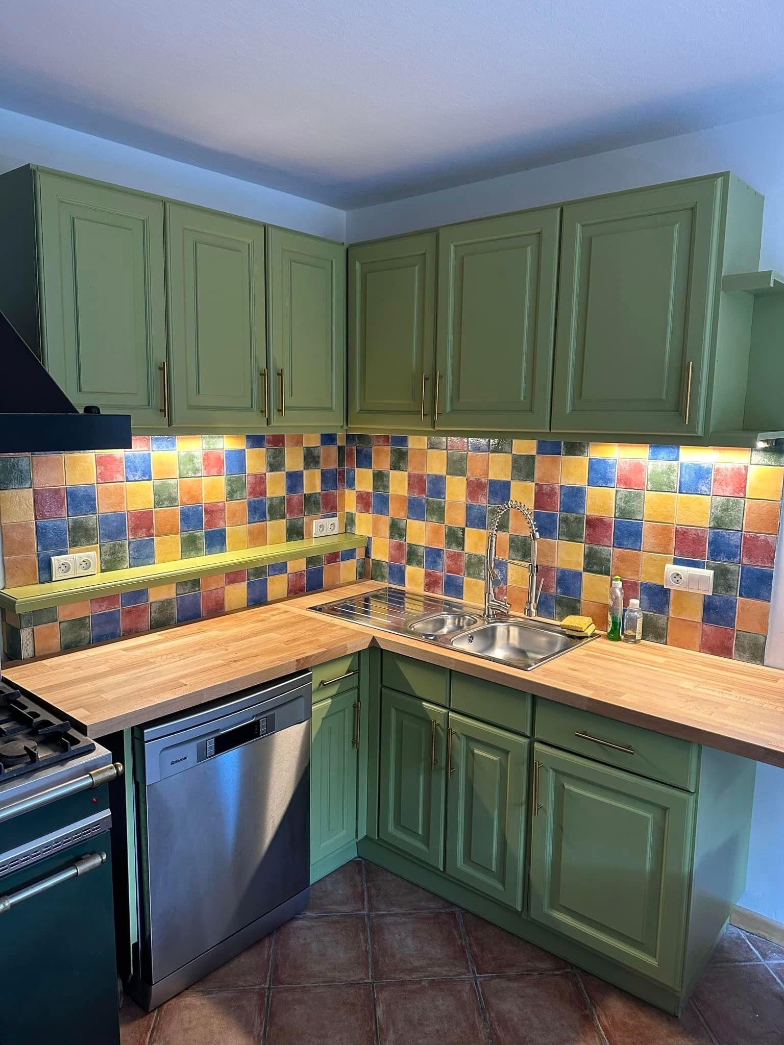 Cuisine neuve avec du carrelage mural coloré