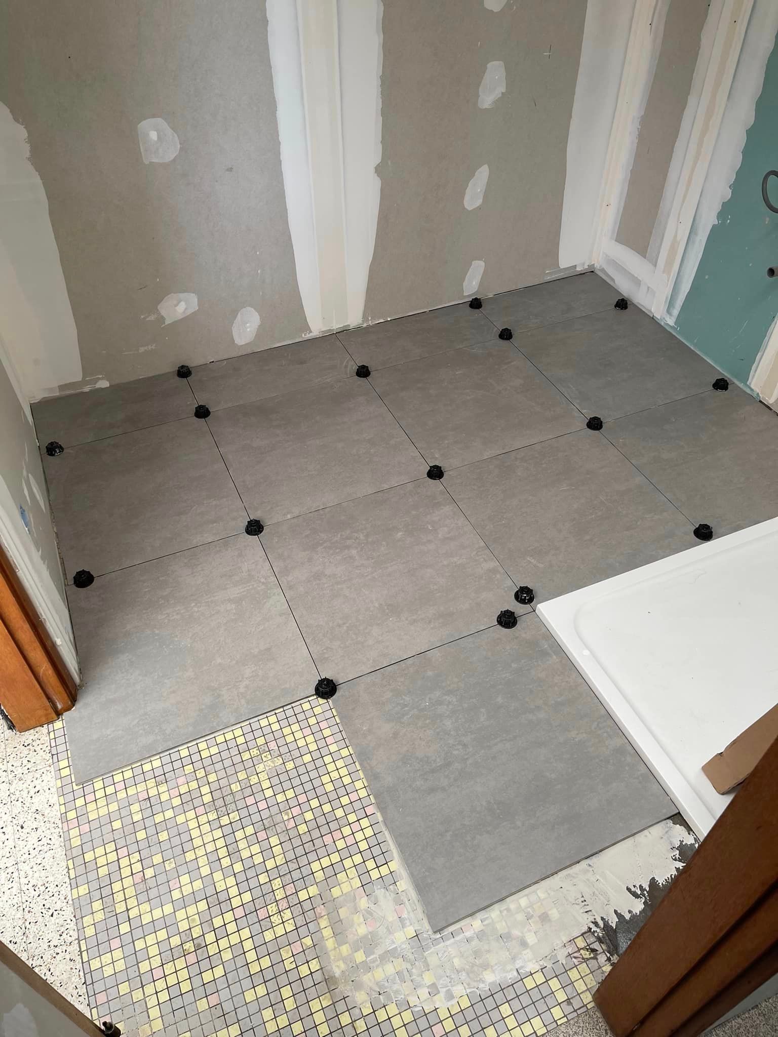 Installation de carrelage gris