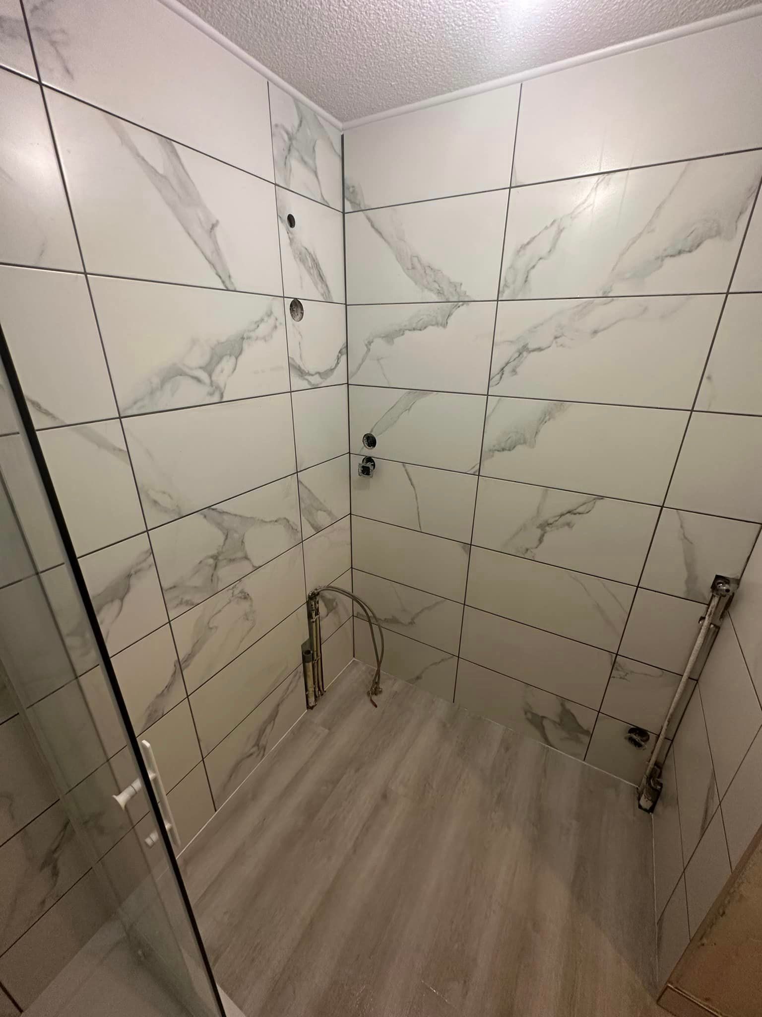 Une douche à l'italienne avec du carrelage marbré