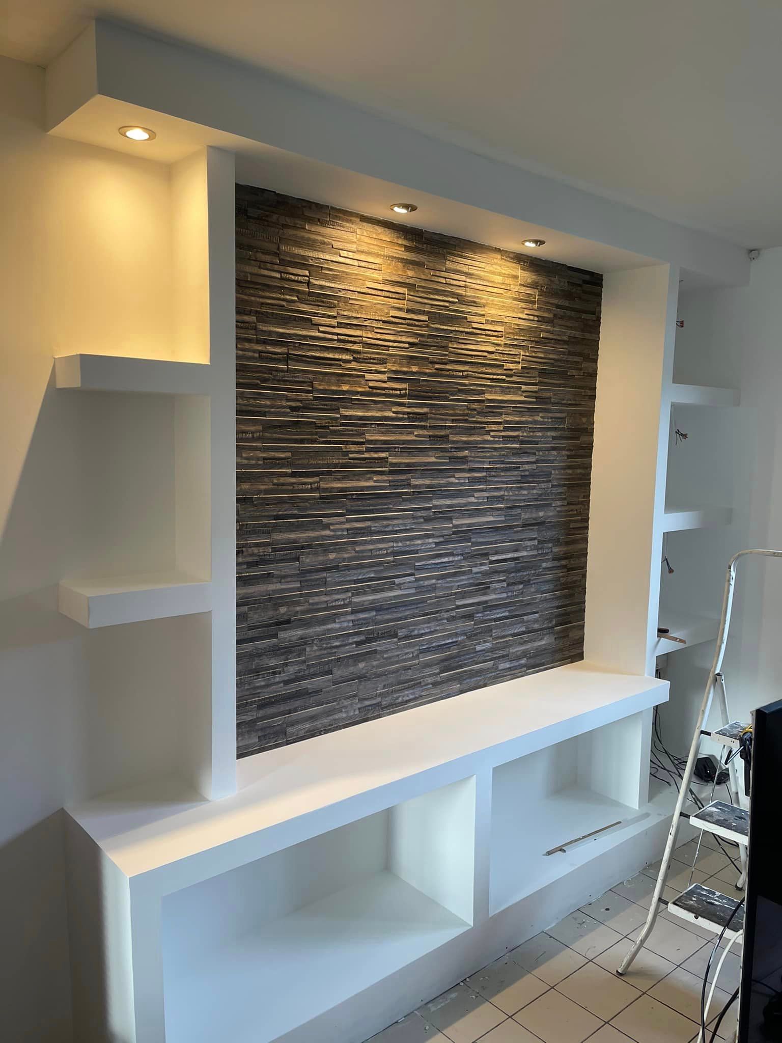 Un mur avec des étagères et un effet brique au centre