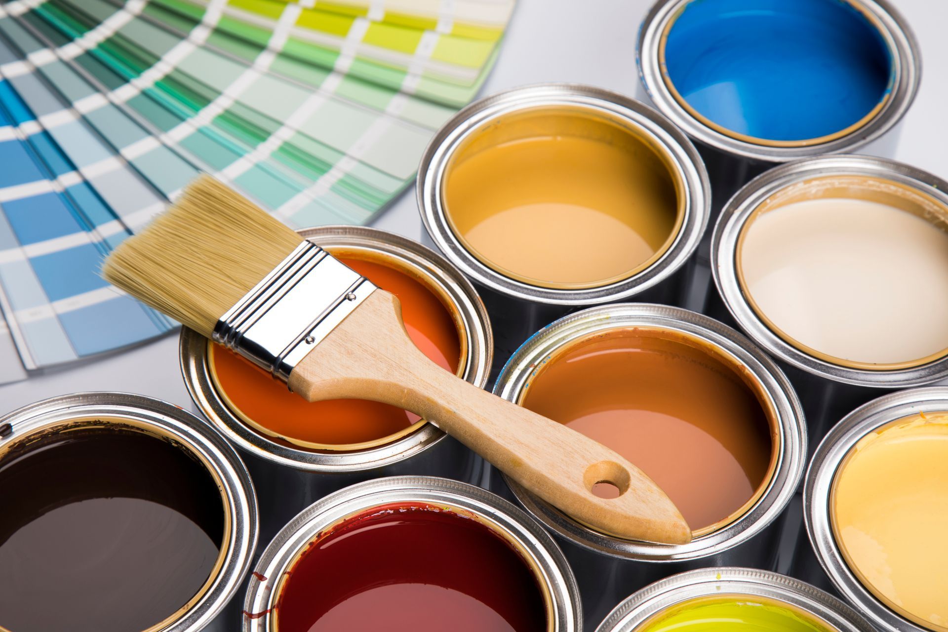Un pinceau et des pots de peinture