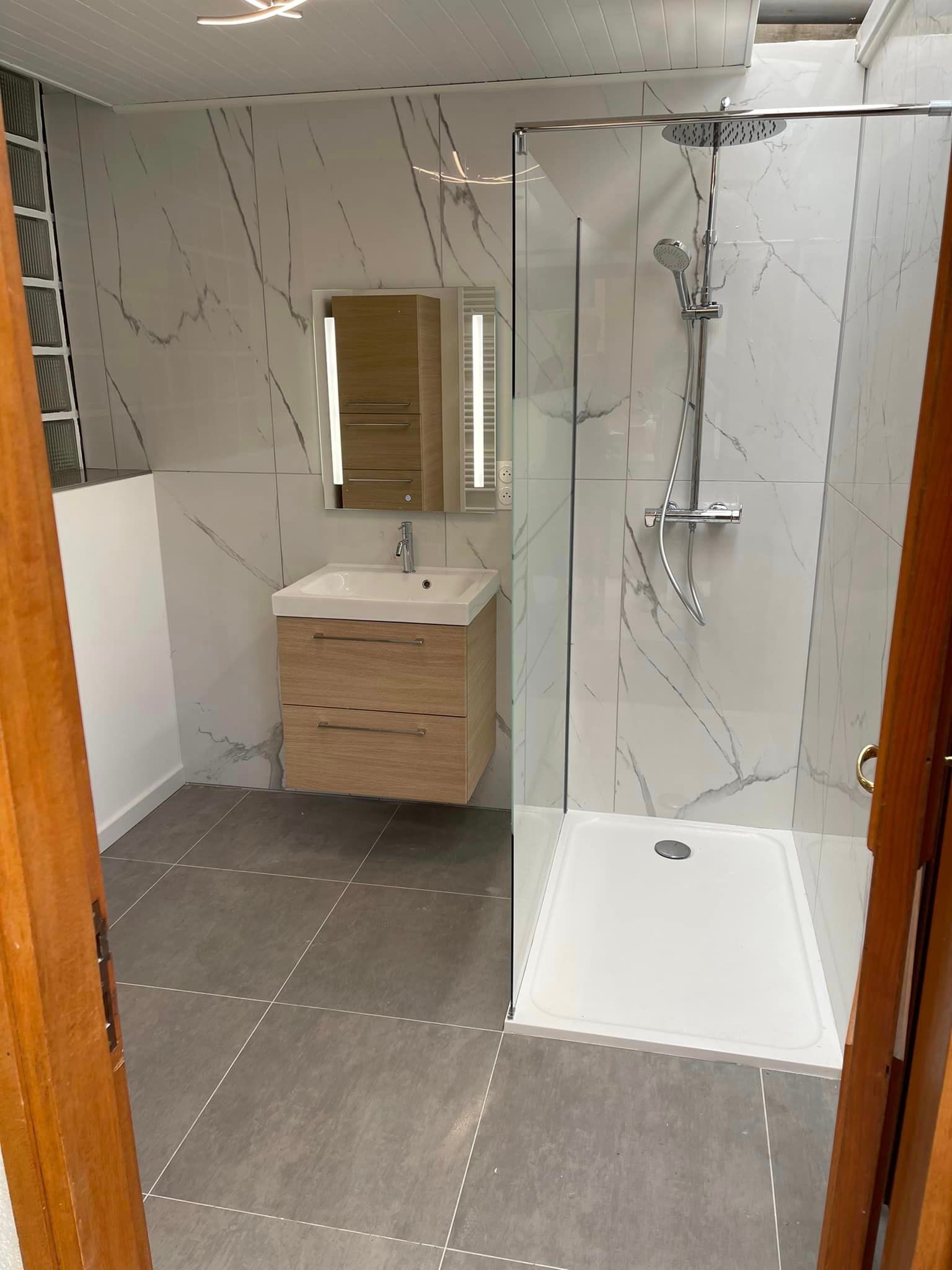 Une salle de bains avec une douche à l'italienne rénovée par LPE Rénovation