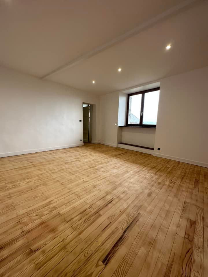 Une pièce avec du parquet neuf