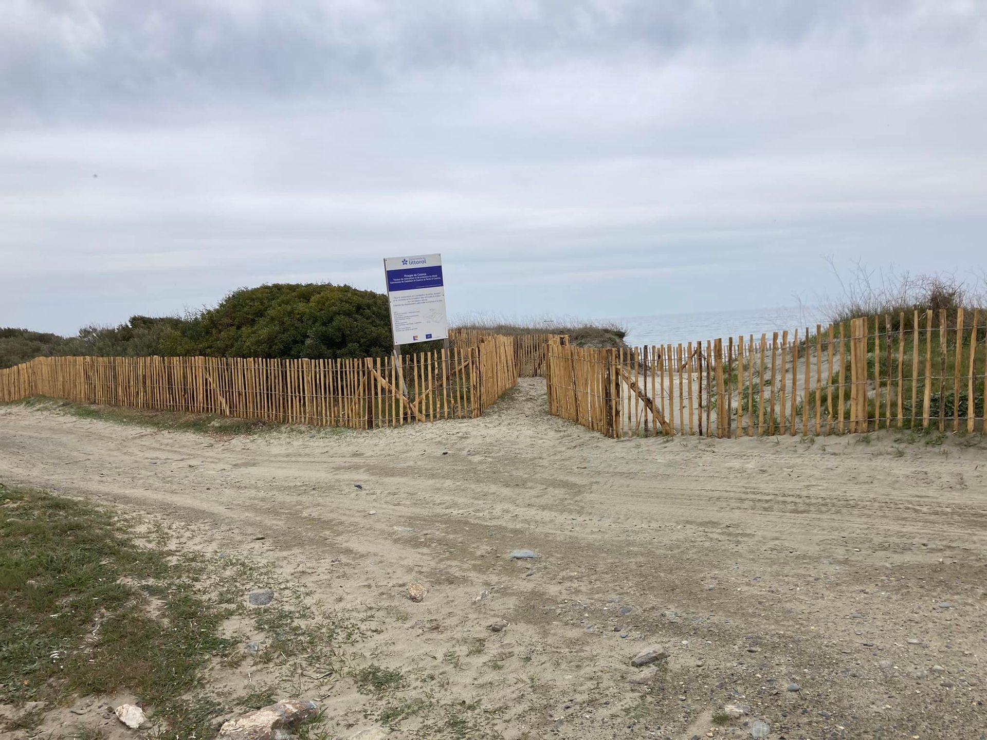 Un panneau devant la plage