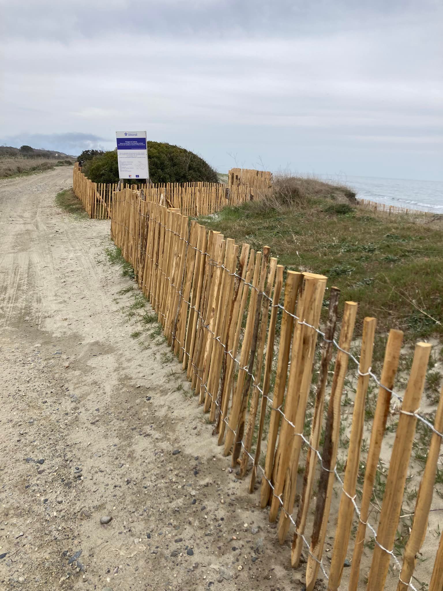 Ganivelle et pancarte