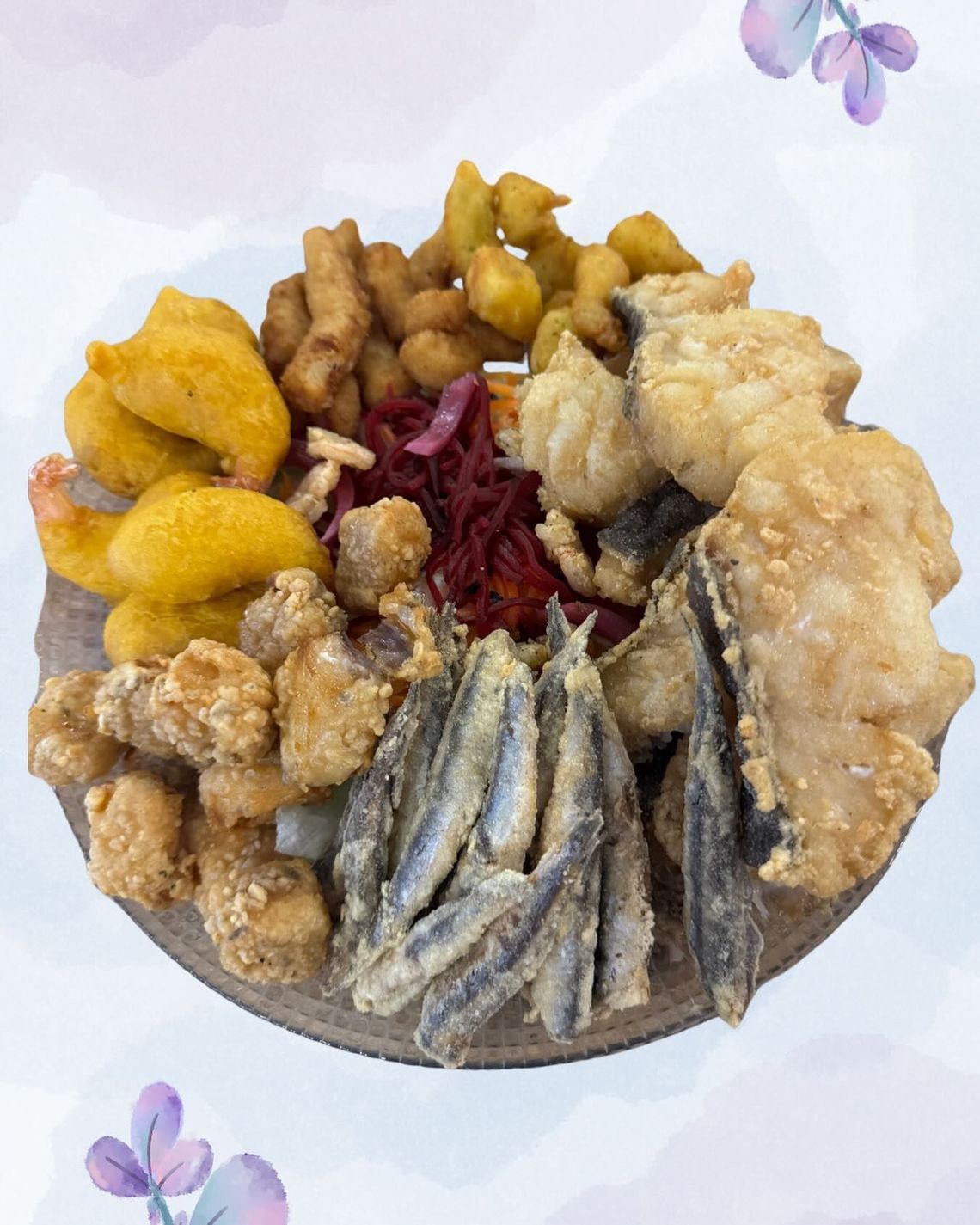 Variedad de aperitivos secos y pescado dispuestos en un plato redondo.
