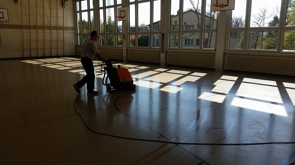 Turnhallenreinigung - Salmini & Co. in Brugg AG
