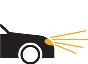 Coche negro con faros encendidos, emitiendo luces amarillas.