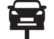 Coche en un elevador en un taller de reparación.