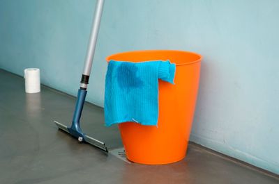 Reinigungsmittel und behandschuhte Hände auf einem Wagen in einer Büroumgebung