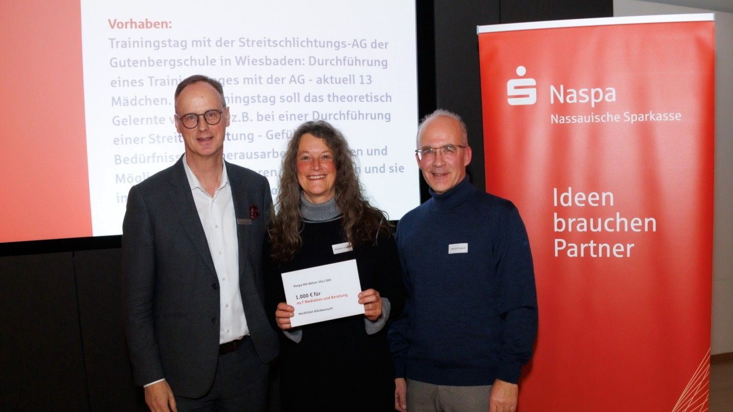 Susanne und Bernd Unglaub von mc7 bei der Überreichung der Spende durch  Marcus Nähser, den Vorstandsvorsitzenden der Naspa