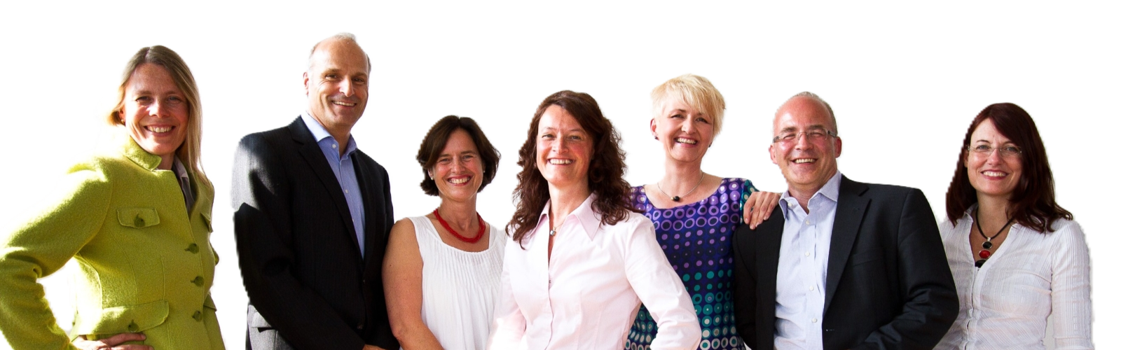 Gruppe von sieben lächelnden Personen vor weißem Hintergrund.