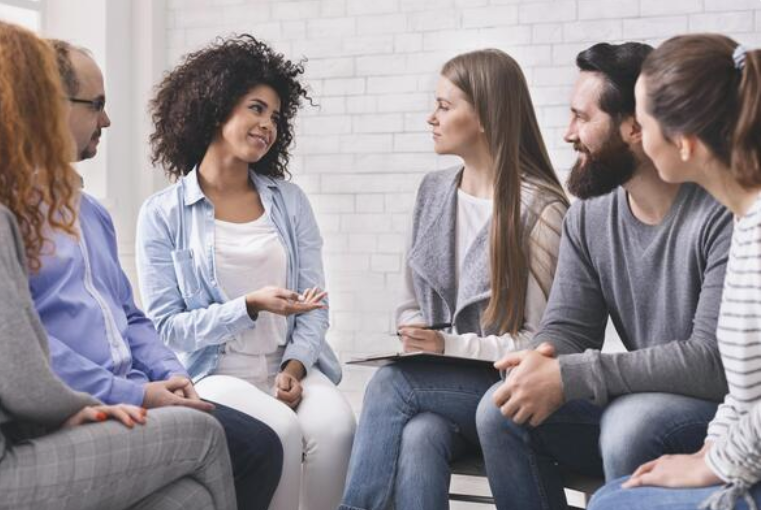 Seminarsituation: Die Teilnehmer sitzen im Kreis und unterhalten sich. 