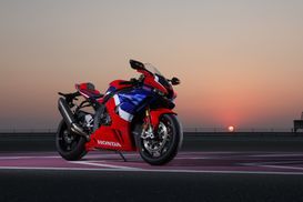 Honda-Motorrad auf einer Straße vor dem Sonnenuntergang