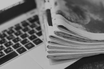 Zeitung auf Laptop