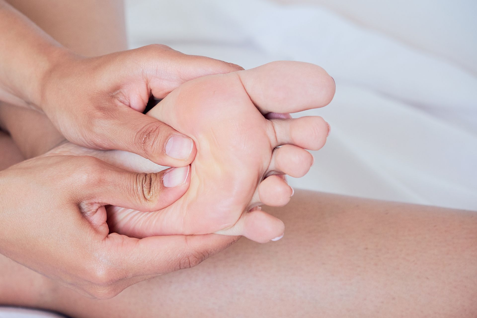 Une femme se fait masser les mains dans un spa.