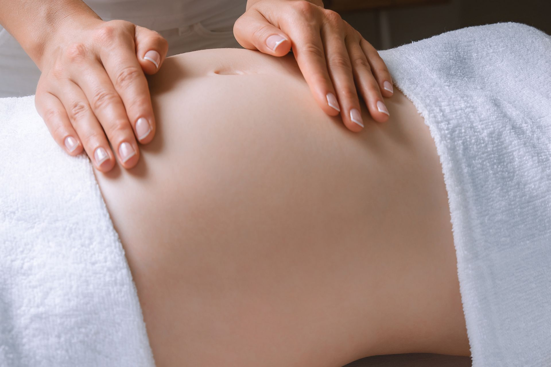 Une femme se fait masser les pieds dans un spa.