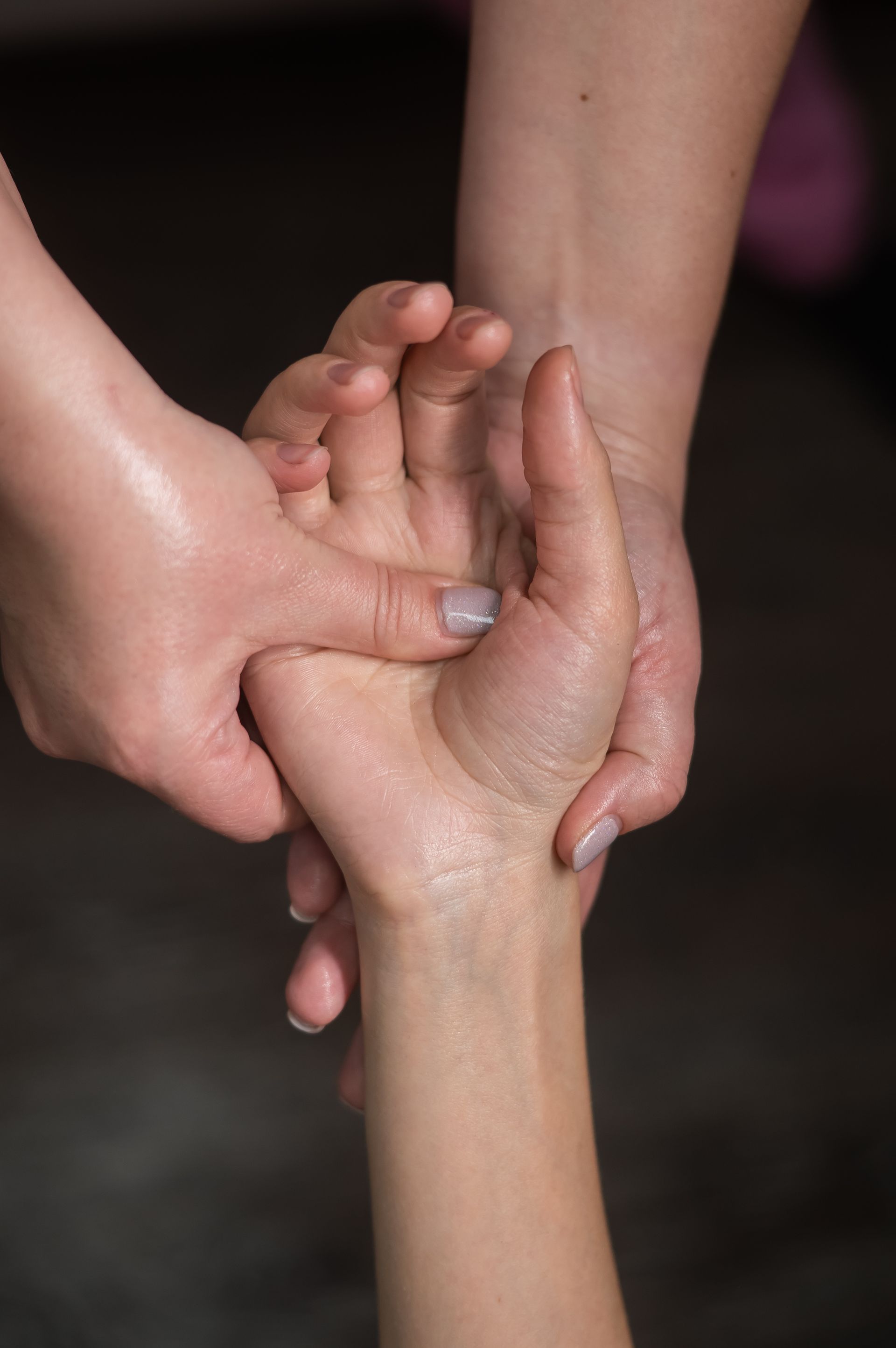 Une femme donne un massage des pieds à une autre femme.