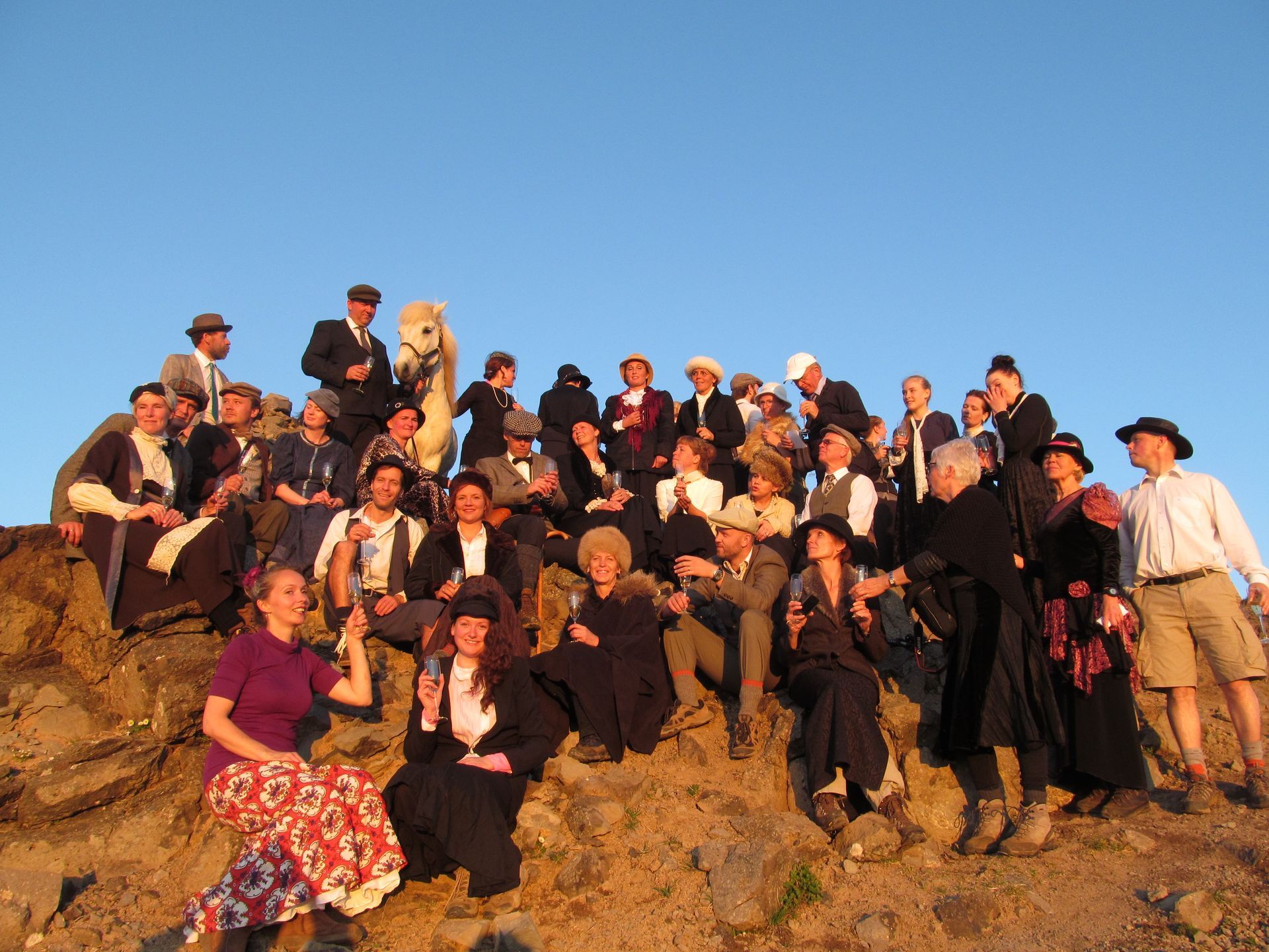 Súlur. Afmælisferð 90 ára afmæli FFA - sparifataganga