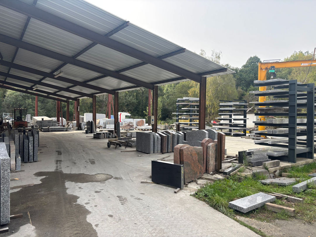 Blocs de pierre de carrière, aux nuances variées de gris et d'or, empilés dans un décor de carrière.